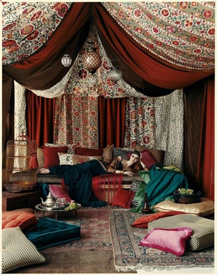 orientalisches zimmer exotik im eigenen zuhause hinzufügen dekorationen authentizität frau liegt auf dem sofa