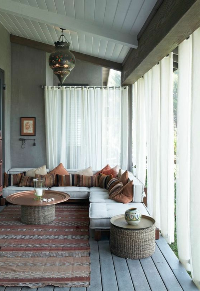 orientalisches zimmer veranda vorhänge tablett kaffeetisch sofa kissen vielfalt dekorationen bild an der wand