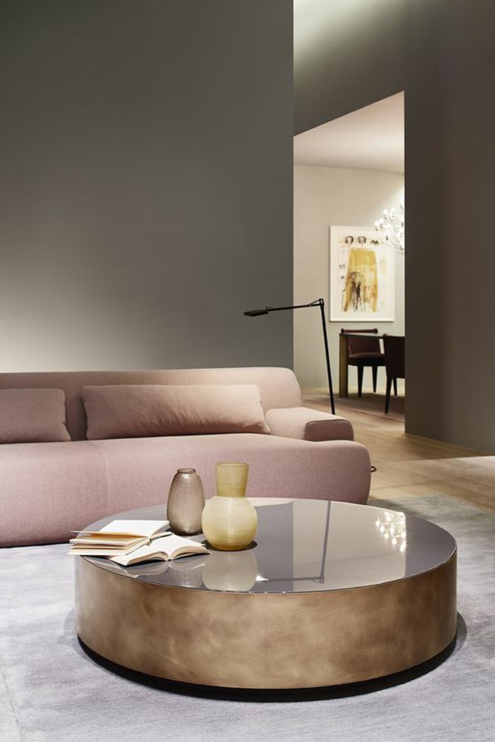 runder Tisch, ein rosa Sofa und Fliesen in perlengrauer Farbe - Wohnzimmer grau