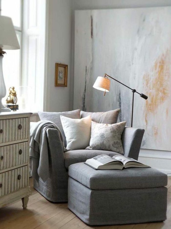 eine Ecke zum Lesen mit bequemen Möbeln Regal und Stehlampe - Wohnzimmer grau 