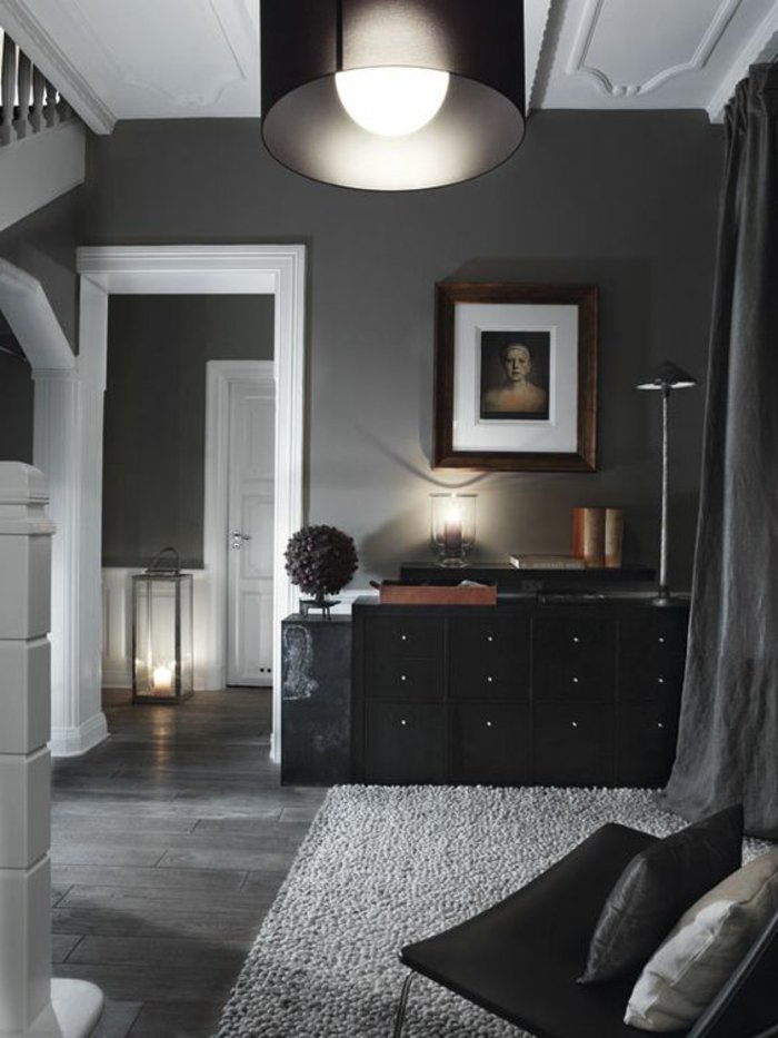 graues Zimmer - graue Wände, schwarze Regale und ein Stuhl - gute Beleuchtung