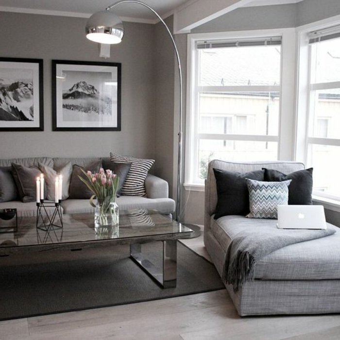 Wohnzimmer grau bequemes Zimmer mit Sessel und Sofa mit schönen Kissen zwei Wandbilder