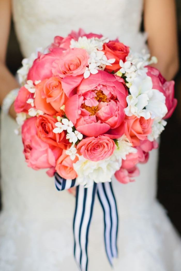 runder Hochzeitsstrauß in Rosa und Weiß, Kombination von Rosen und Pfingstrosen, mit Bändchen dekoriert
