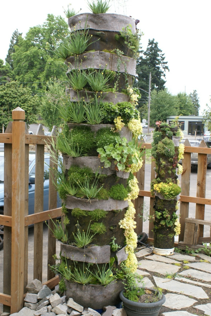 ein runder vertikaler Garten mit verschiedene Pflanzensorten - Gartenbeete gestalten