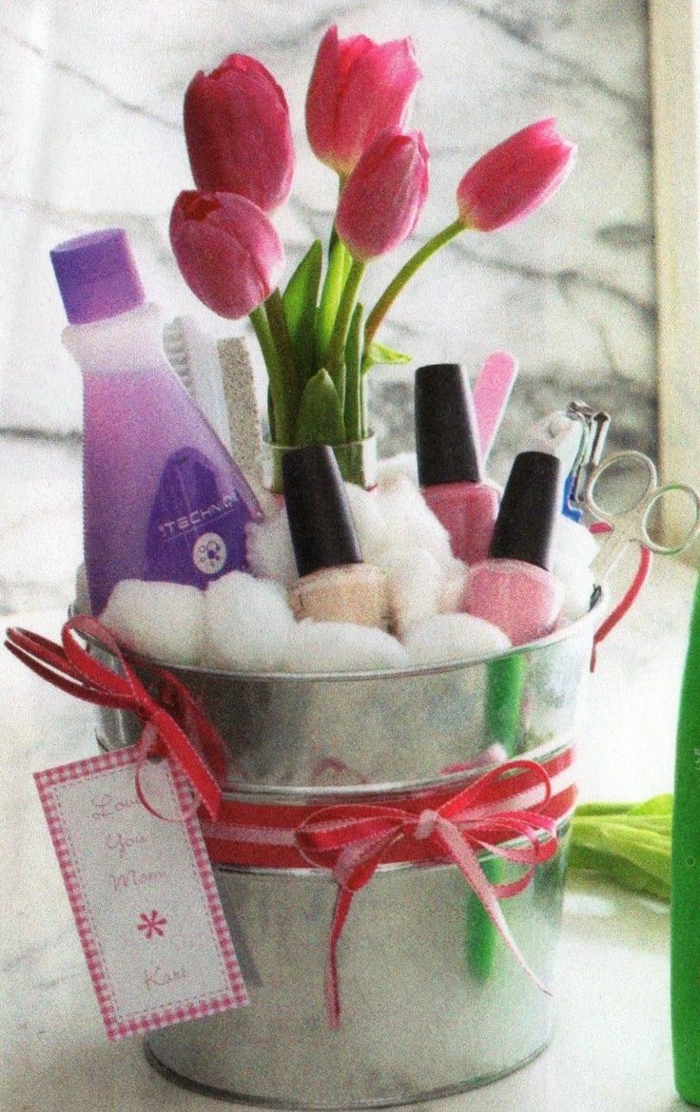 Muttertag Geschenkkorb Inhalt - Nagellack und Maniküre Zubehör mit frischen Blumen