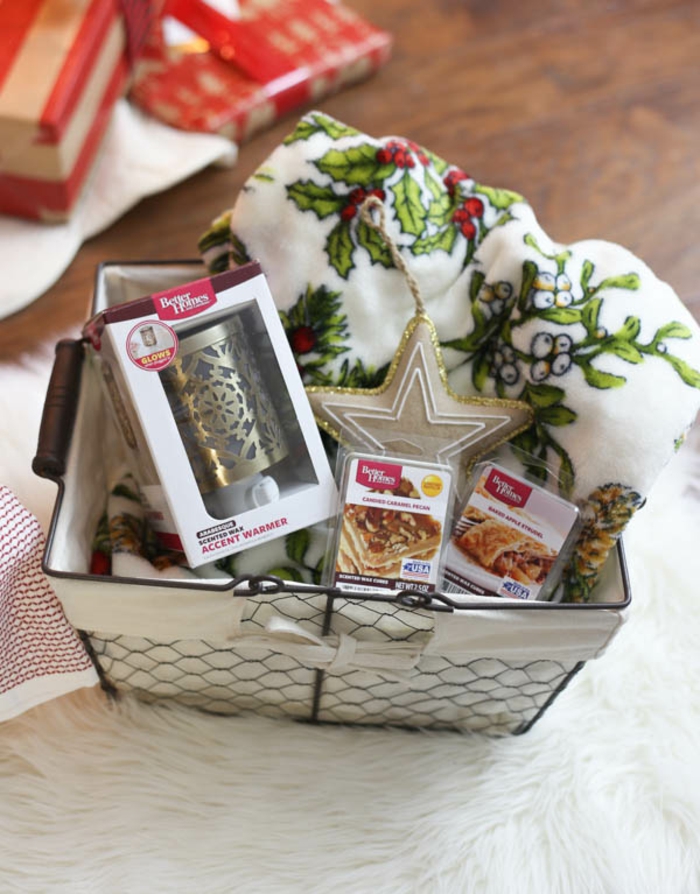 ein Tuch mit weihnachtlichen Motiven, Kerzen und Süßigkeiten - Präsentkorb Inhalt