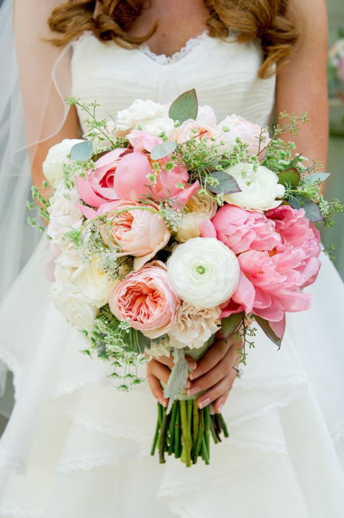 runder hochzeitsstrauß, rosa und weiße Pfingstrosen, Ideen für Hochzeit in Pastellfarben