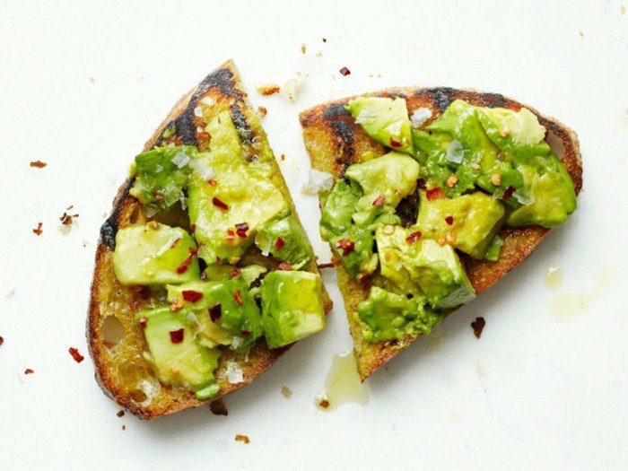avocado auf brot zum frühstück essen chilli avocado gegrillte brötchen mit gurken und gewürzen ideen