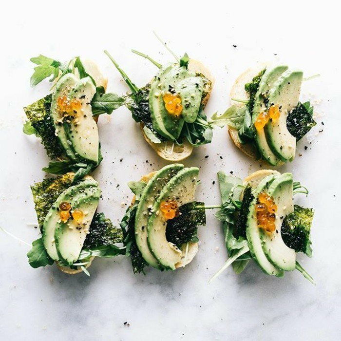 leckere speisen mit avocado zubereiten vorspeise bei einer party idee grünes essen gesundheit bio natur produkte