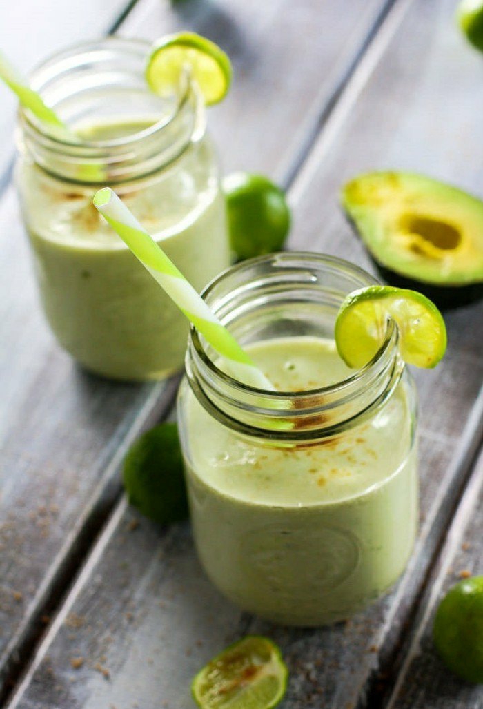 smoothie mit avocado limette stocher frühstück in glas servieren zitronensaft gesund am morgen digestive
