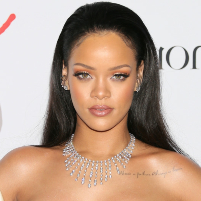 Rihanna Haare - silberne Collier mit Anhängern, glatte, schwarze Haare, stilvollen Look