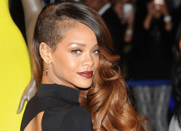 die lockige Haare von Rihanna sind ein bisschen gewachsen - Rihanna Haare