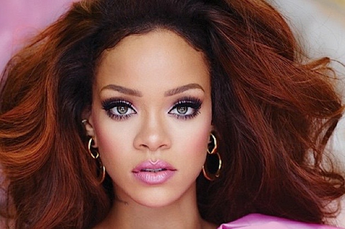 Rihanna ist bildschön wie eine Puppe mit roten Haaren - Rihanna Haare