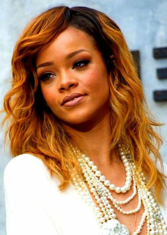 traumhafter Look auf Gesicht von Rihanna - lockige rote Frisur - Rihanna Haare
