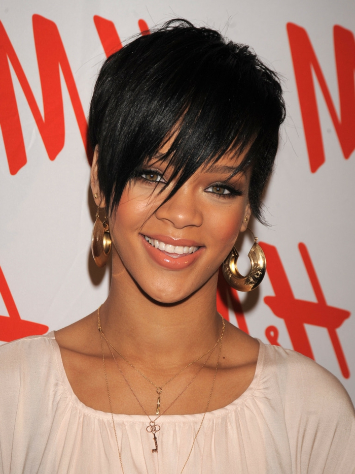 schwarze kurze Haare von Rihanna mit einem ausgefallenen Pony und goldene Ohrringe