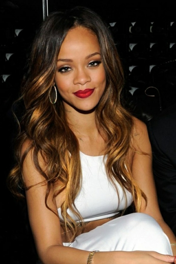 weißes Kleid sprödes Haar mit blonden Strähnen - runde Ohrringe - Rihanna Frisur