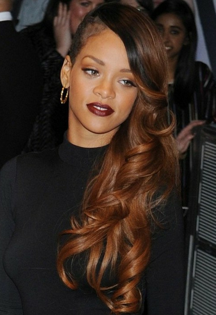 Rihanna Frisur - lange an der eine Seite, rasierte an der anderen in brauner Farbe