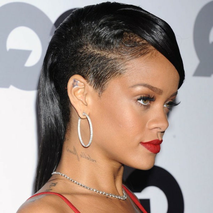 Undercut in schwarzer Farbe mit einem schwarzen Pony, silberne Ohrringe - Rihanna Frisuren