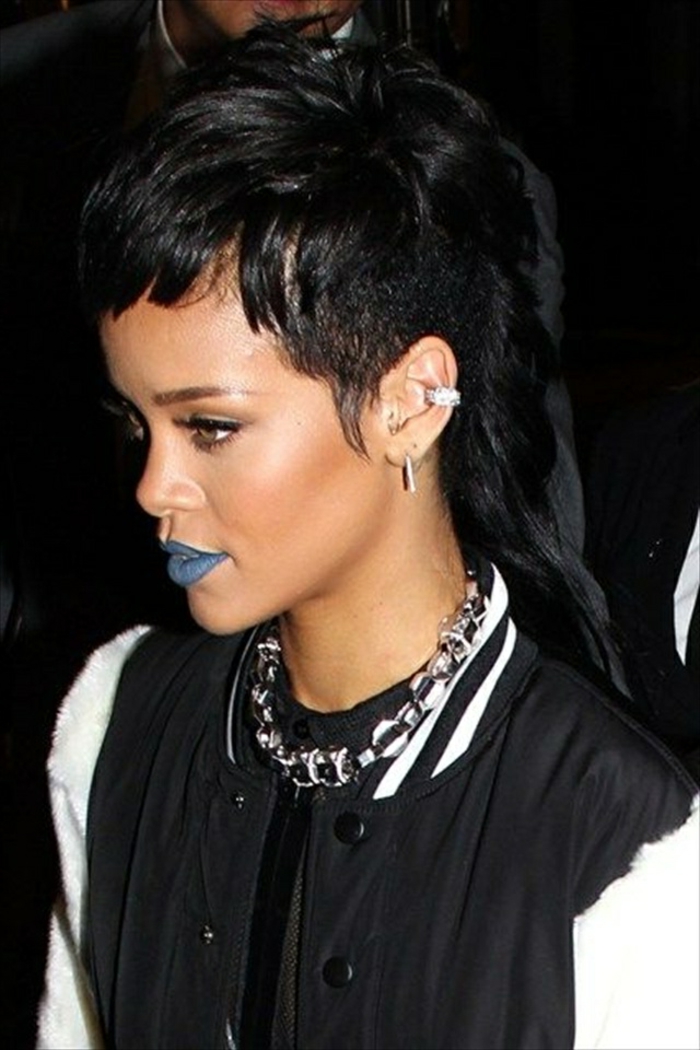 ausgefallene Frisur und Make up von Rihanna das Haar ist in schwarzer Farbe - Rihanna Frisur