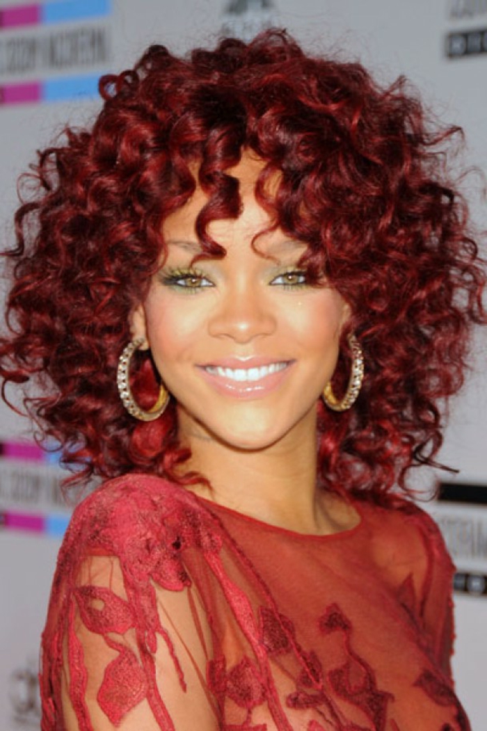 lockige rote Haare - den letzten Hit von Rihanna - Rihanna Frisur