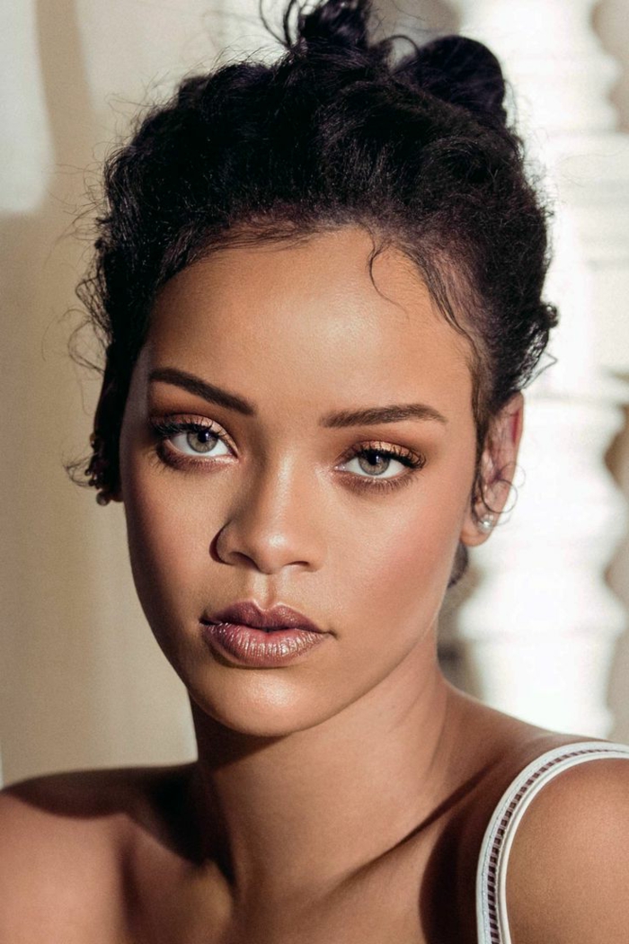 schnelle und einfache Rihanna Frisur mit kleinen Ohrringe vor einigen Jahren