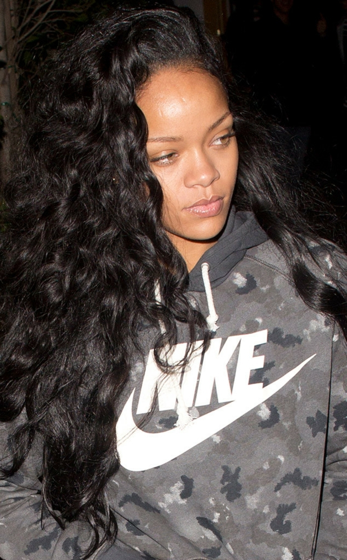 Bilder von Rihanna mit NIKE Outfit - lockige Haare ein Paparazzo Foto