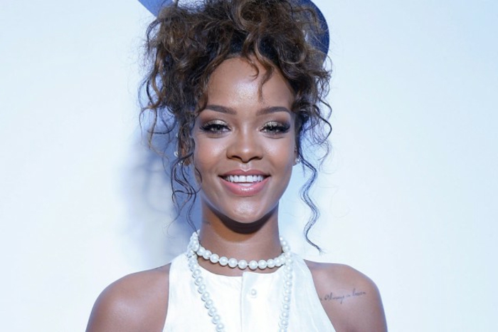 Hochsteck Frisur mit Locken, weißes Kleid, Perlen Kette - Bilder von Rihanna