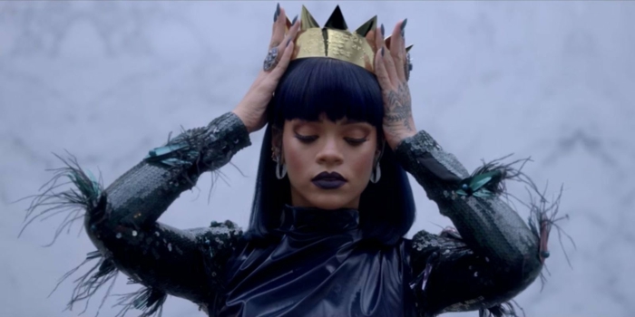 die Frisur und Styling von Rihanna in ihren Videos ist ausgeprägt - goldene Krone