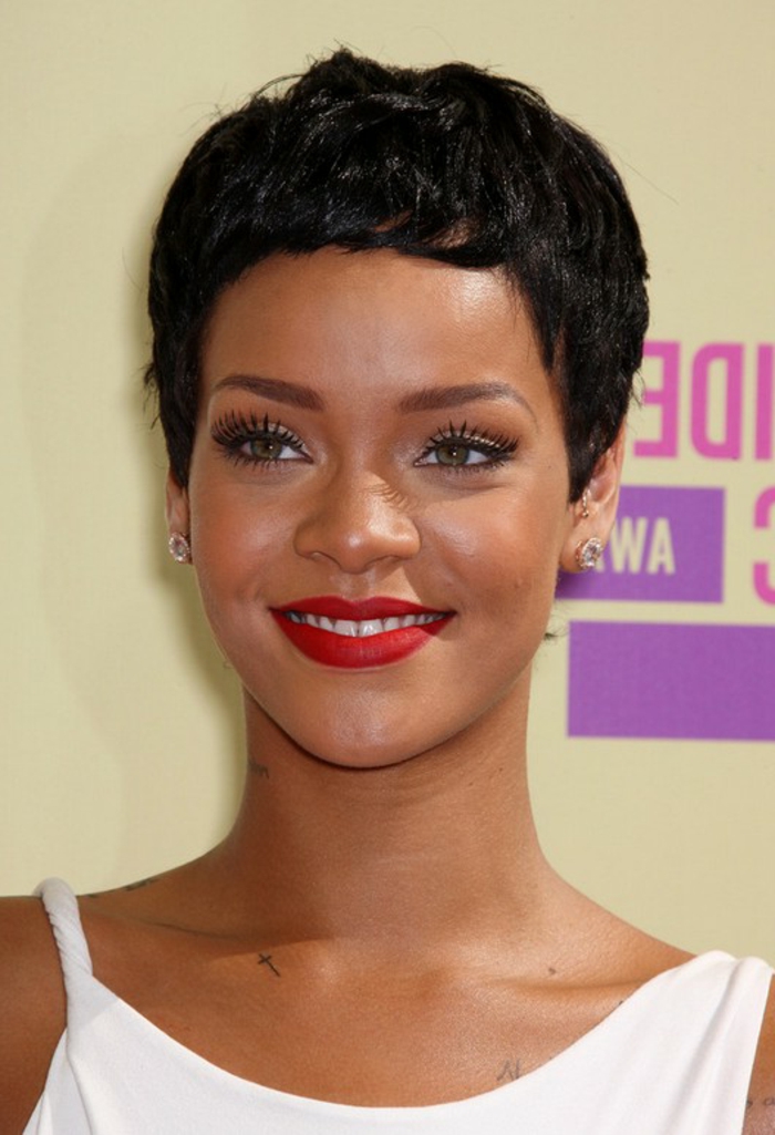 Rihanna kurze Haare - eine einfache Frisur wie von einem Jungen