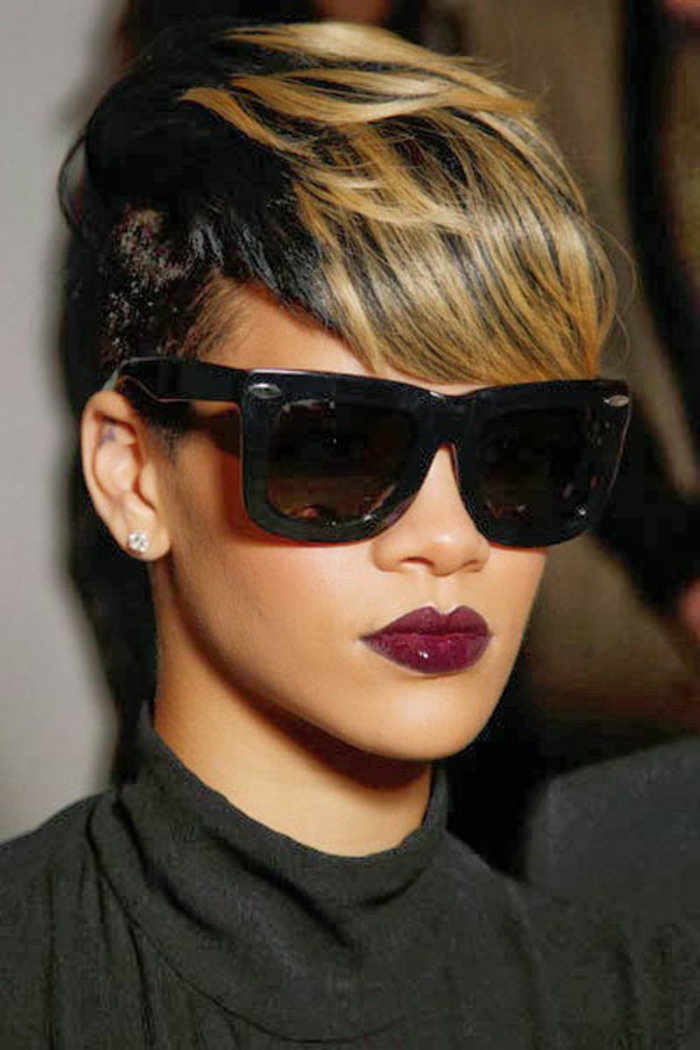 Rihanna kurze Haare mit schwarzen Brillen und glänzender roter Lippenstift