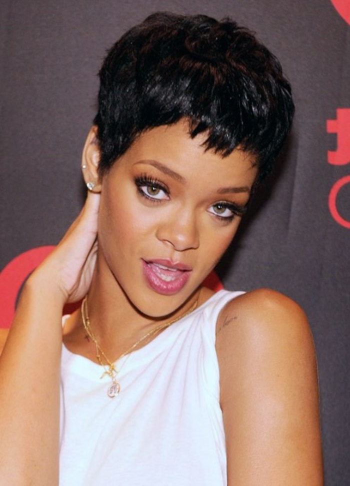 Rihanna kurze Haare - weiße Bluse, goldene Schmuckstücke ganz kurz und lockig