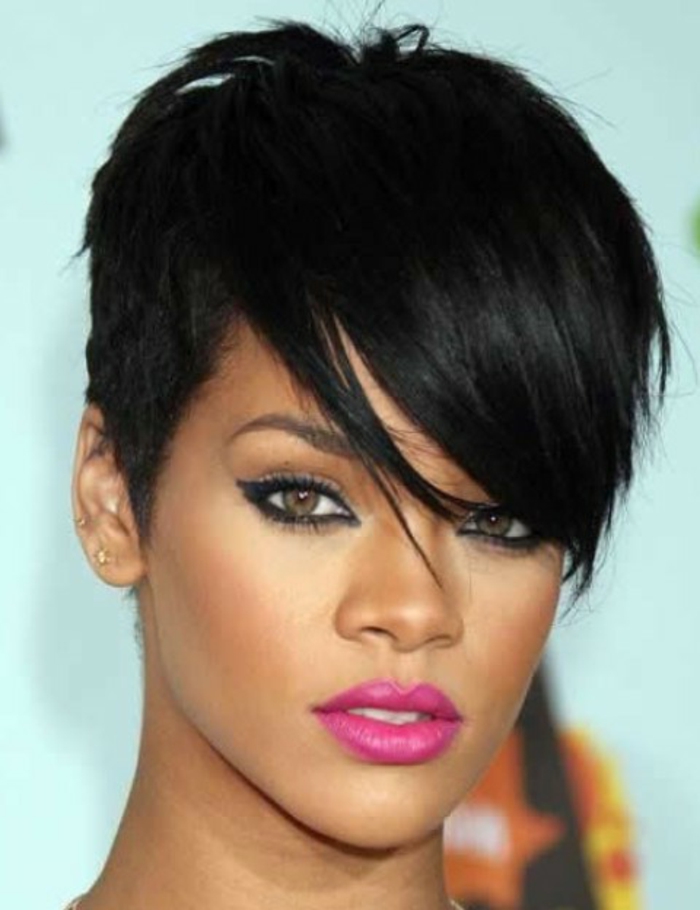 Rihanna kurze Haare mit schwarzem Pony und rosa Lippenstift, kleine Ohrringe