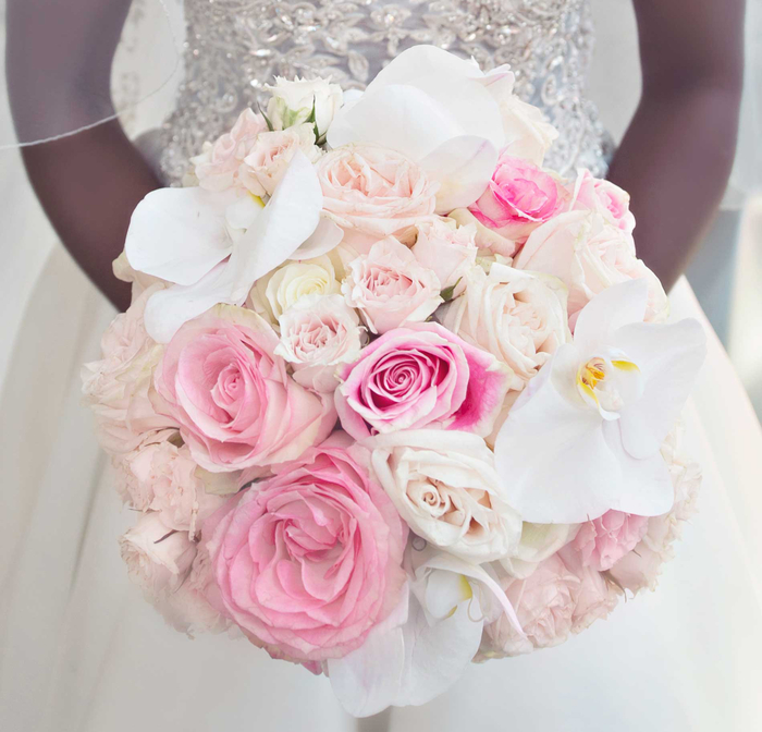 runder Hochzeitsstrauß, weiße und rosa Blumen, Hochzeit in Rosa