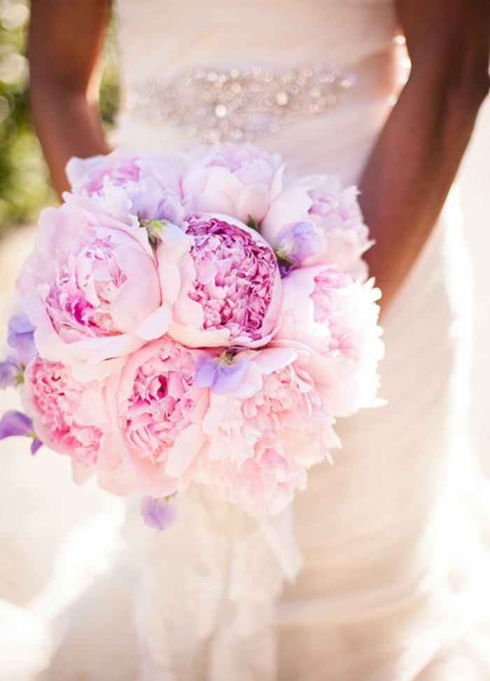 runder Hochzeitsstrauß, rosa Pfingstrosen, schöne Ideen für Hochzeit in Rosa