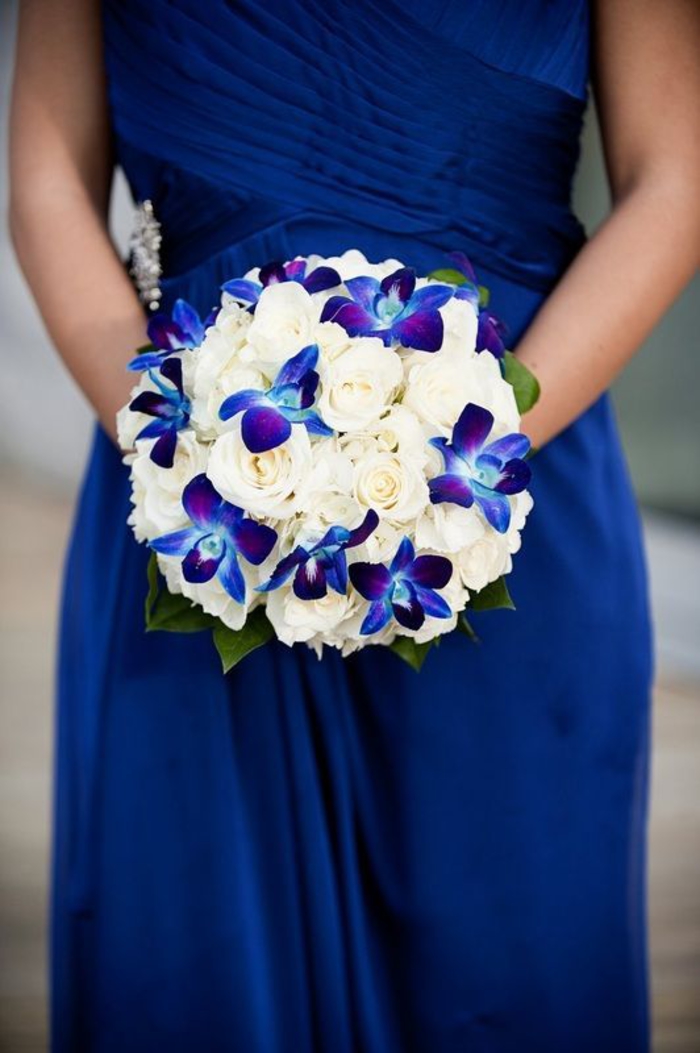 runder Brautstrauß, Kombination von lauen Orchideen und weißen Rosen, Hochzeit in Blau