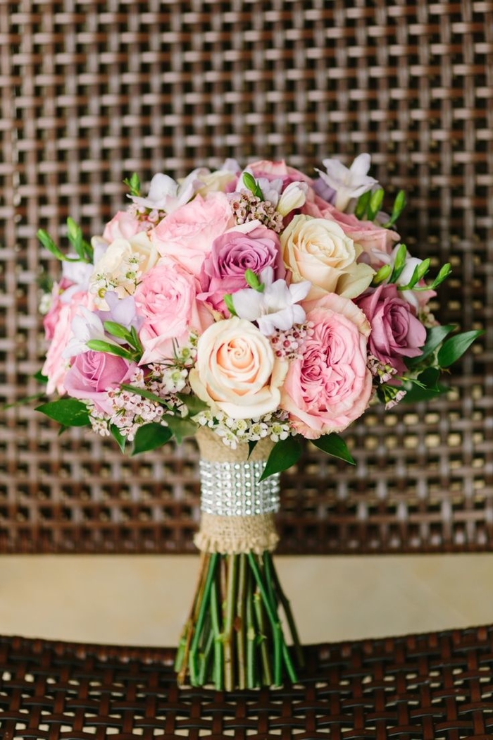 runder Hochzeitsstrauß, rosa und creme Rosen, Ideen für Hochzeit in Pastelltönen