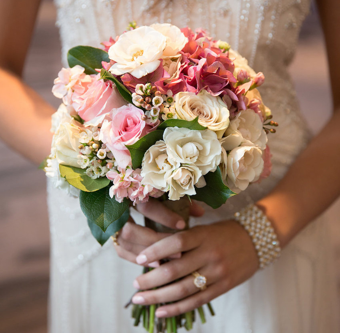 runder Brautstrauß, rosa und creme Rosen, klassischer Hochzeitsstrauß