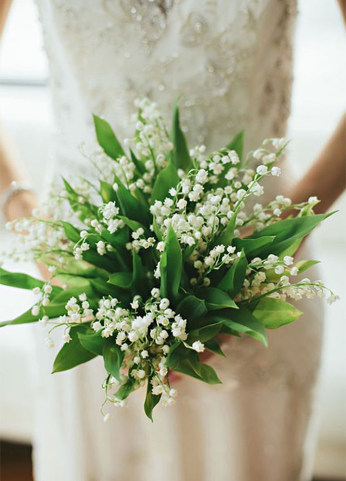 wunderschöner Brautstrauß in Weiß und Grün, Maiglöckchen, Frühlingshochzeit