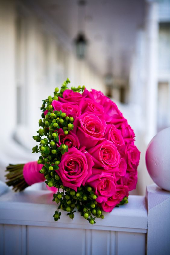 Biedermeierstrauß, rote Rosen, klassischer Hochzeitsstrauß, mit Bändchen dekoriert