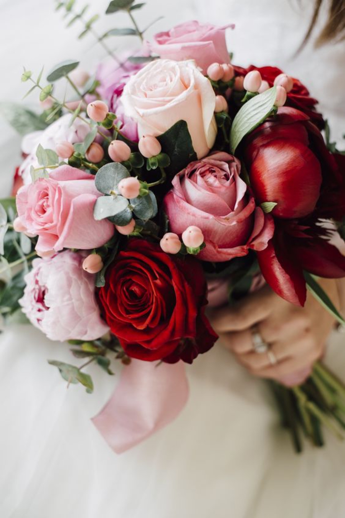 schöner Hochzeitsstrauß, Kombination von Rosen und Pfingstrosen in Rot und Rosa
