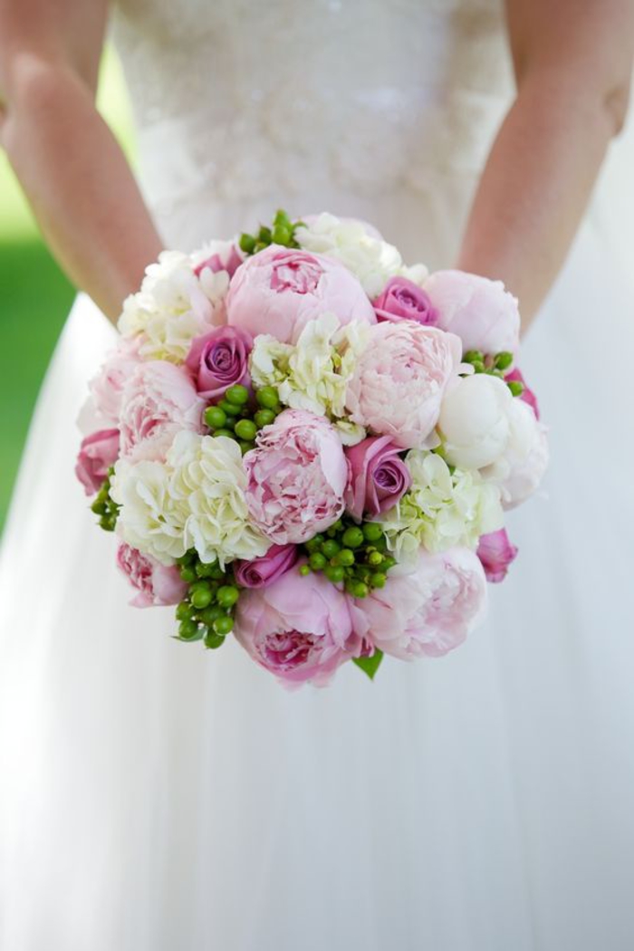 runder Hochzeitsstrauß in Weiß, Rosa und Grün, Kombination von Rosen und Pfingstrosen
