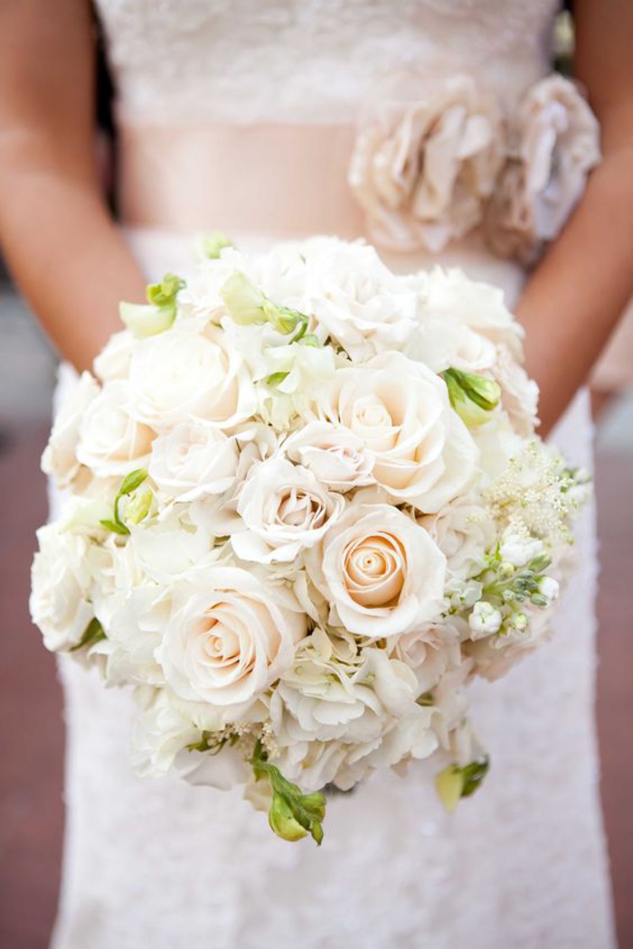klassischer Brautstrauß, weiße Rosen, Biedermeierstrauß, passt zu jeder Jahreszeit