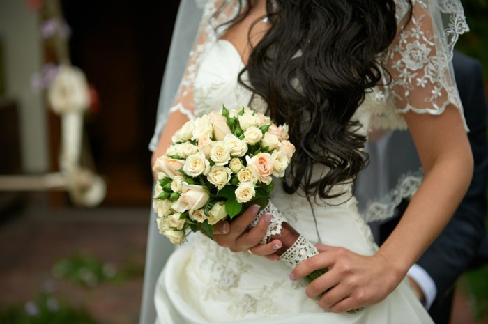 schöne Hochzeitsideen, runder Brautstrauß, weiße Rosen, mit Spitze dekoriert