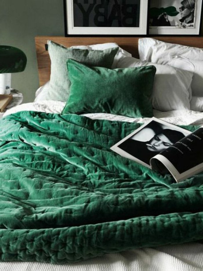 Schlafzimmer Ideen grau - ein großes Bett mit bunten Kissen zwei Kunstfotos an den Wänden