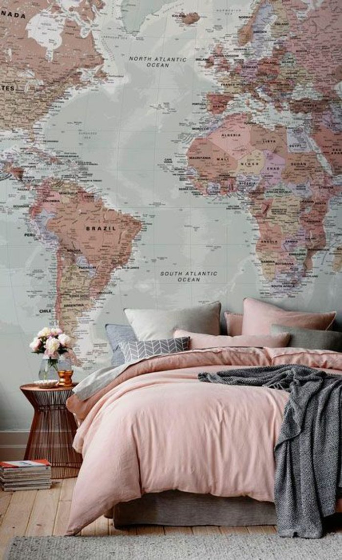 eine Weltkarte an der ganzen Wand, graue Bettwäsche - Schlafzimmer grau