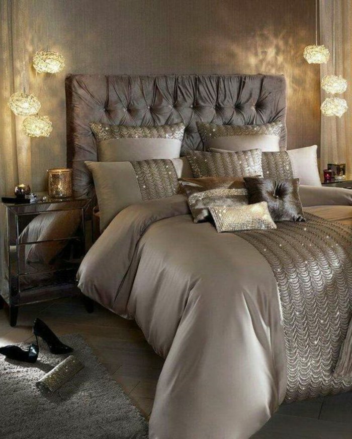 gepolstertes Bett, sechs hängende Lampe, kleine Kissen - Schlafzimmer grau