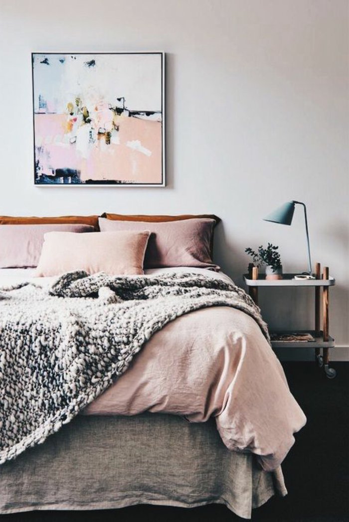 rosa Bettwäsche, graue Decke, ein ausgefallenes Bild kleine Lampe - Schlafzimmer grau