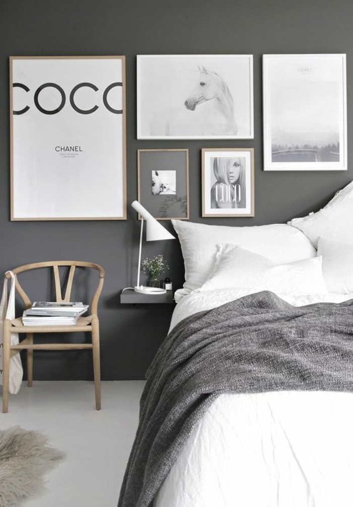 weiße Bettwäsche, graue Decke, viele ausgefallene Bilder - Schlafzimmer grau