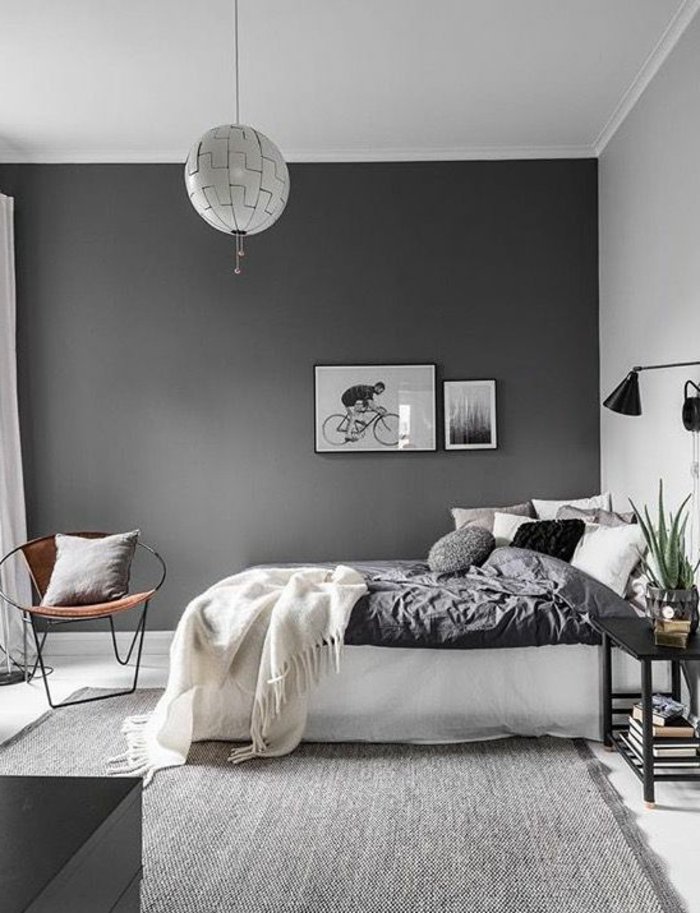 Schlafzimmer grau - eine Lampe, Stuhl, Decke, Bilder aus Ikea grauer Teppich