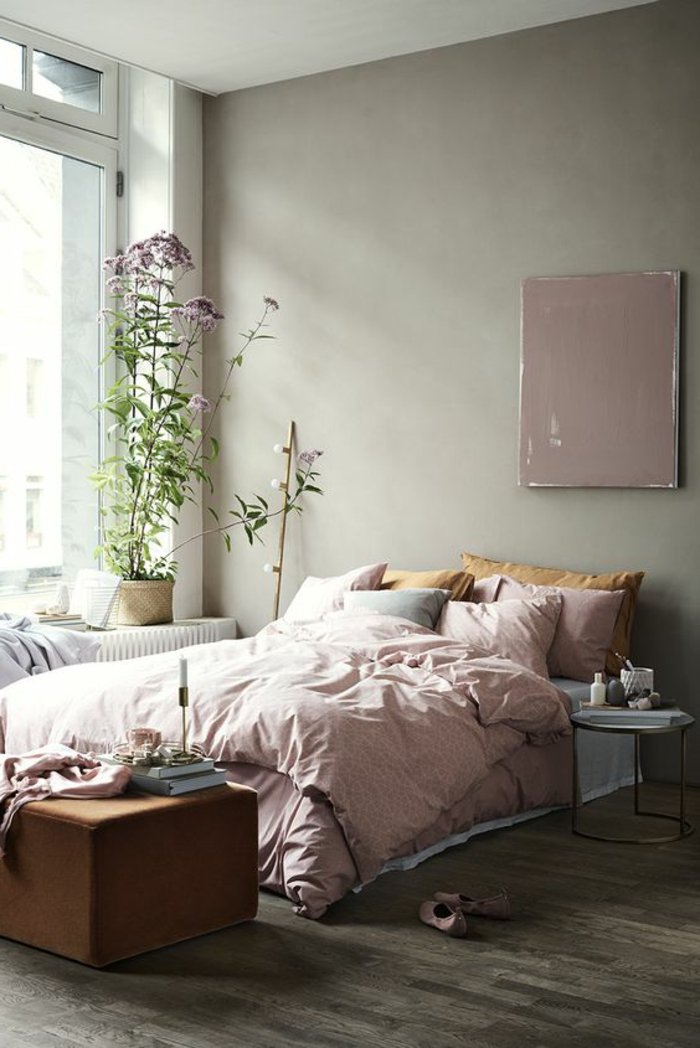 rosa Bettwäsche, hohe lila Blumen, graue Wandfarbe - Schlafzimmer grau